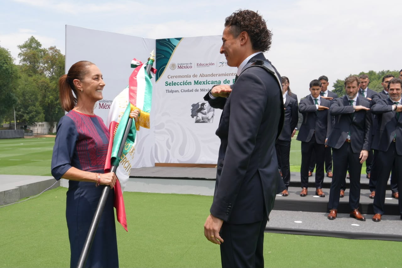 PRESIDENTA CLAUDIA SHEINBAUM ABANDERA A LA SELECCIÓN NACIONAL DE MÉXICO QUE PARTICIPARÁ EN LA COPA MUNDIAL DE LA FIFA 2026
