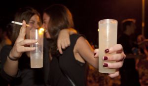 BARES ESTARÁN OBLIGADOS A REGALAR VASOS CON AGUA Y LAS “CAMINERAS” ESTARÁN PROHIBIDAS