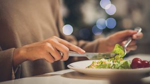 LOS CINCO GRANDES BENEFICIOS DE CENAR TEMPRANO