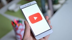 La canción que buscas tan solo tarareándola en Youtube
