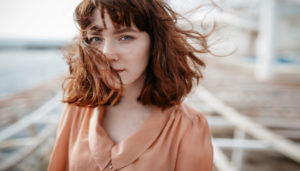5 HACKS QUE EVITARÁN EL FRIZZ EN TU CABELLO
