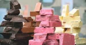 ¿POR QUÉ TODOS QUIEREN PROBAR EL CHOCOLATE ROSA?