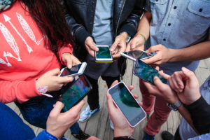 ESTE ES EL TIEMPO QUE PASAN LOS ADOLESCENTES MEXICANOS EN EL CELULAR