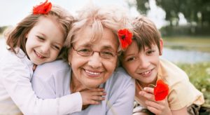 ABUELAS SON NECESARIAS PARA QUE NIÑOS CREZCAN FELICES: ESTUDIO