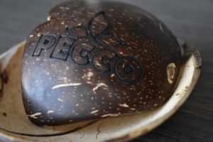 JOVEN CREA BOWLS ECOLÓGICOS CON CASCARA DE COCO