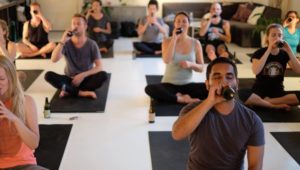 TOMA CLASES DE YOGA CON CERVEZA AQUÍ
