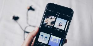 SPOTIFY AHORA PERMITE ESCUCHAR MÚSICA CON TUS AMIGOS A DISTANCIA
