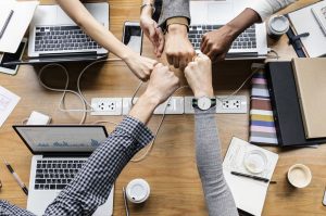 TRABAJAR CON UN AMIGO TE HACE MÁS FELIZ Y PRODUCTIVO: ESTUDIO