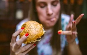 LA RAZÓN POR LA QUE COMER RÁPIDO ES MALO PARA TU SALUD