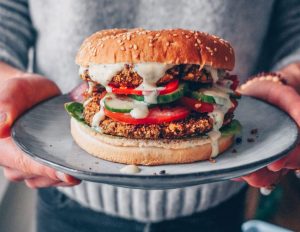 HAMBURGUESAS VEGANAS SALVAN MÁS DE 200 MIL ANIMALES AL AÑO
