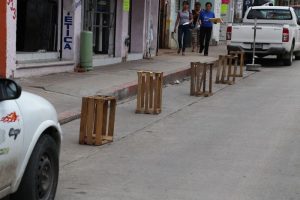 ESTA ES LA INICIATIVA QUE PROPONE MULTAR A LAS PERSONAS QUE APARTEN LUGARES DE ESTACIONAMIENTO EN LA VÍA PÚBLICA