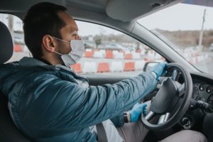 ¿CÓMO PREVENIR EL CONTAGIO DE COVID-19 DENTRO DE UN AUTO?