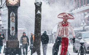¿QUIÉN ES EL MARIACHI QUE SE HIZO VIRAL TRAS SER FOTOGRAFIADO EN VANCOUVER?