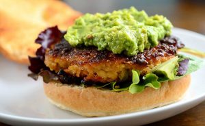 RECETA: PREPARA LAS MÁS RICAS HAMBURGUESAS DE QUÍNOA