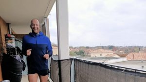 ¡NADA LO DETUVO! UN HOMBRE CORRE MARATÓN… ¡EN EL BALCÓN DE SU CASA!
