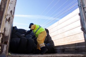 ¿A DÓNDE LLEVAR TUS LLANTAS PARA RECICLAR? AQUÍ TE DECIMOS