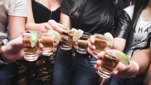 TE DECIMOS CÓMO IDENTIFICAR ALCOHOL ADULTERADO