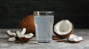 LOS BENEFICIOS DEL AGUA DE COCO Y QUÉ MARCA COMPRAR