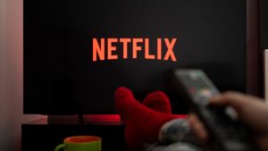 A PARTIR DE ESTE SABADO, NETFLIX COMENZARÁ A COBRAR EXTRA A QUIENES COMPARTAN SU CUENTA