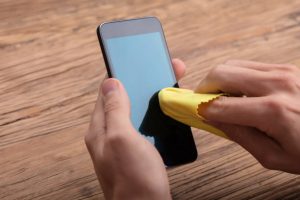 ASÍ DEBES DESINFECTAR Y LIMPIAR LA PANTALLA DE TU CELULAR