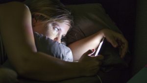 CHECAR TU CELULAR ANTES DE DORMIR HACE QUE ENGORDES