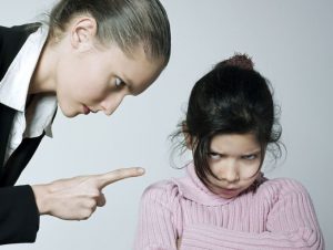 LAS PERSONAS MÁS INTELIGENTES TIENEN A LAS MAMÁS MÁS ENOJONAS