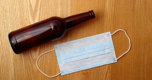 PERSONAS CONSUMEN MÁS ALCOHOL POR ESTAR ENCERRADOS EN CASA