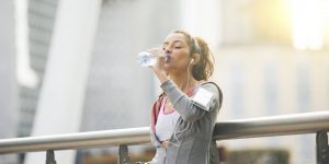 ¿CUÁNTA AGUA BEBER DIARIAMENTE SEGÚN TU EDAD?