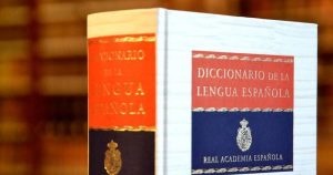 ESTÁ BIEN DICHO ‘SUBIR ARRIBA’ Y ‘BAJAR ABAJO’, Y LA RAE LO CONFIRMA