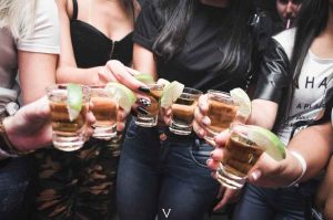 LAS MUJERES INTELIGENTES SON MÁS PROPENSAS A SER ALCOHÓLICAS