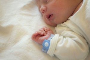 CÓMO CUIDARTE DEL COVID-19 SI ERES MAMÁ Y TIENES UN BEBÉ RECIÉN NACIDO