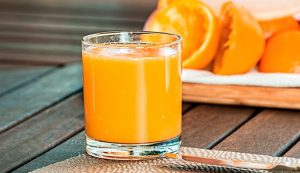 EL JUGO DE NARANJA PODRÍA SER MÁS DAÑINO QUE UN REFRESCO